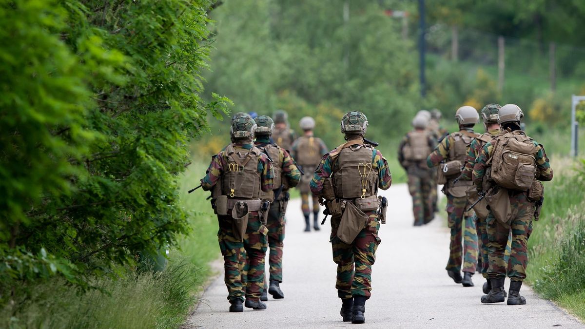 Po zuby ozbrojený voják běhá po Belgii. Policie našla jeho batoh s municí